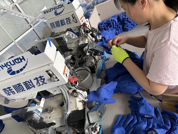 Full automatic gloves locking machine , Assists in gloves delivery efficiency